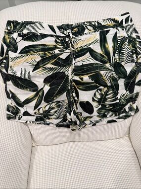 Tropical Leaf Print Women’s Shorts - Green/White